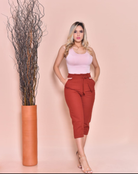 Calça Capri Feminina com Bolsos Laterais