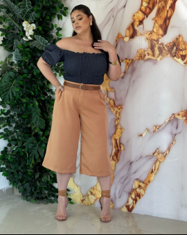 Calça Pantacourt Plus Size Cintura Alta Bege