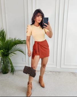Conjunto Estiloso Short Saia e Blusa Manga Bufante