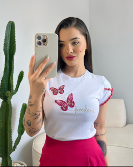 T-Shirt Branca com Estampa de Borboleta