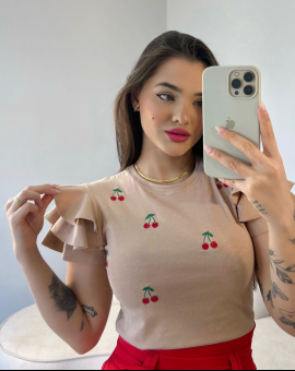 T-Shirt com Estampa de Cereja e Babado