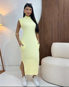Vestido Midi Coladinho Gola Alta com Fendas e Bolsos