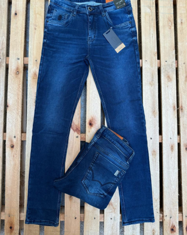 calca-jeans-masculina-escura-com-bolsos-atacado-rua-44-goiania 