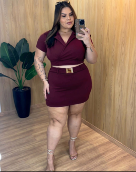 Conjunto Plus Size Cropped com Decote V e Saia