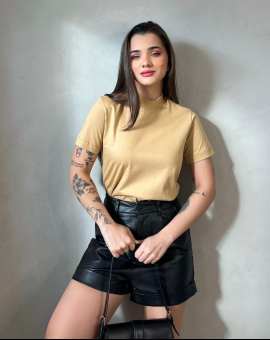 T-Shirt Básica Bege Gola Alta