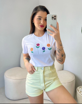 T-Shirt Feminina Branca com Estampa de Flores