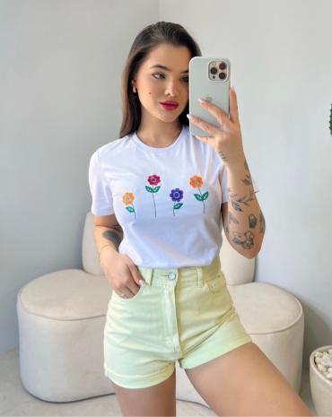 t-shirt-feminina-branca-com-estampa-de-flores-atacado-rua-44-goiania 