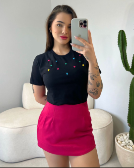 T-Shirt Feminina Preta de Algodão de Corações