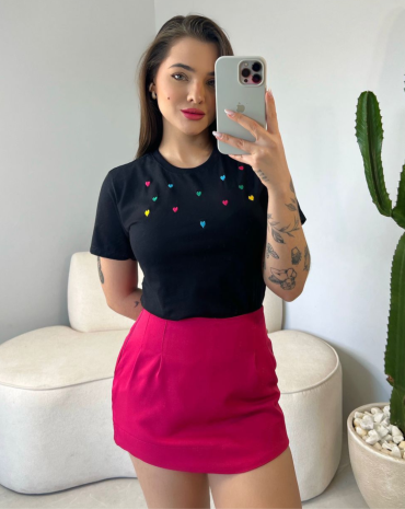 t-shirt-feminina-preta-de-algodao-de-coracoes-atacado-rua-44-goiania 