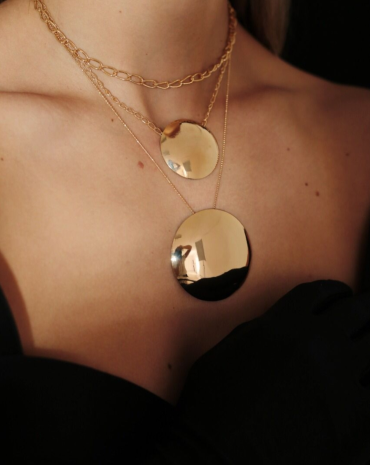 colar-placa-redonda-lisa-dourada-atacado-rua-44-goiania 