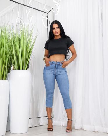calca-jeans-capri-feminina-lavagem-clara-atacado-rua-44-goiania 