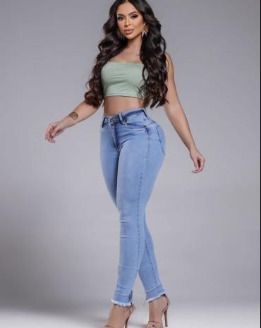 calca-jeans-skinny-detalhe-na-barra-atacado-rua-44-goiania 