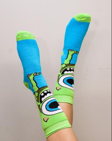 meia-adulto-divertida-de-personagem-atacado-rua-44-goiania 