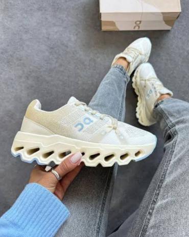 tenis-feminino-on-cloud-cremer-azul-atacado-rua-44-goiania 