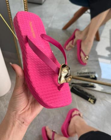 chinelo-nuvem-rosa-com-detalhe-dourado-atacado-rua-44-goiania 