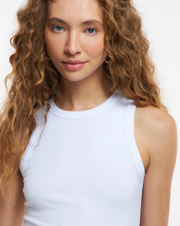 regata-feminina-branca-canelada-atacado-rua-44-goiania 