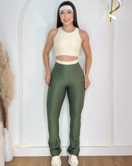 Conjunto Fitness Top e Calça Flare